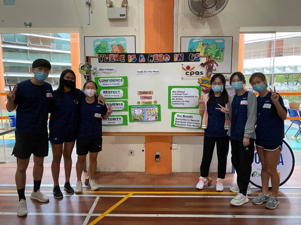 Manman (third from right) and Yunong (second from right)