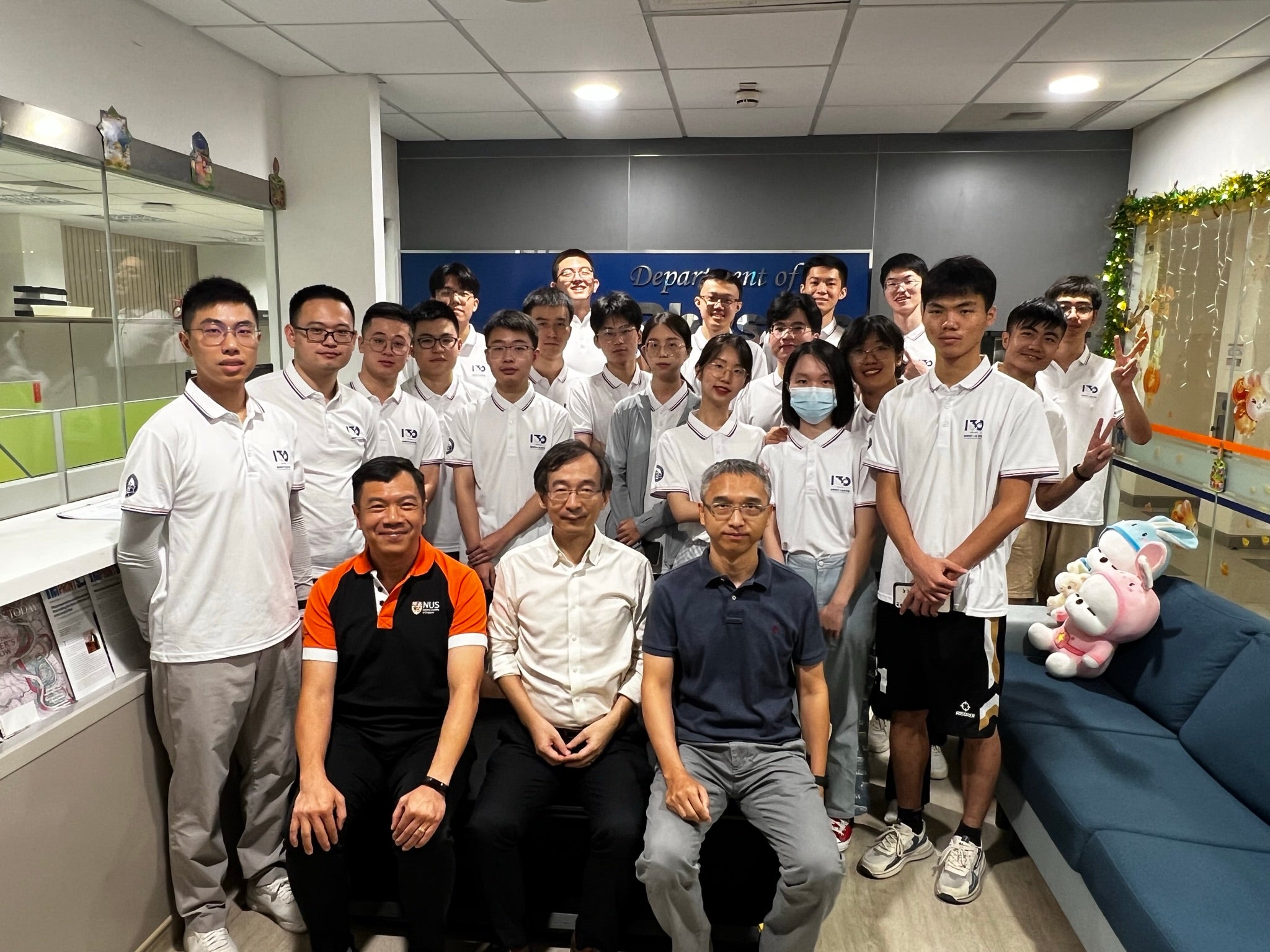 From left: Prof Sow Chorng Haur, Prof Gong Jiangbin and Assoc Prof Wang Qinghai with Wuhan University students