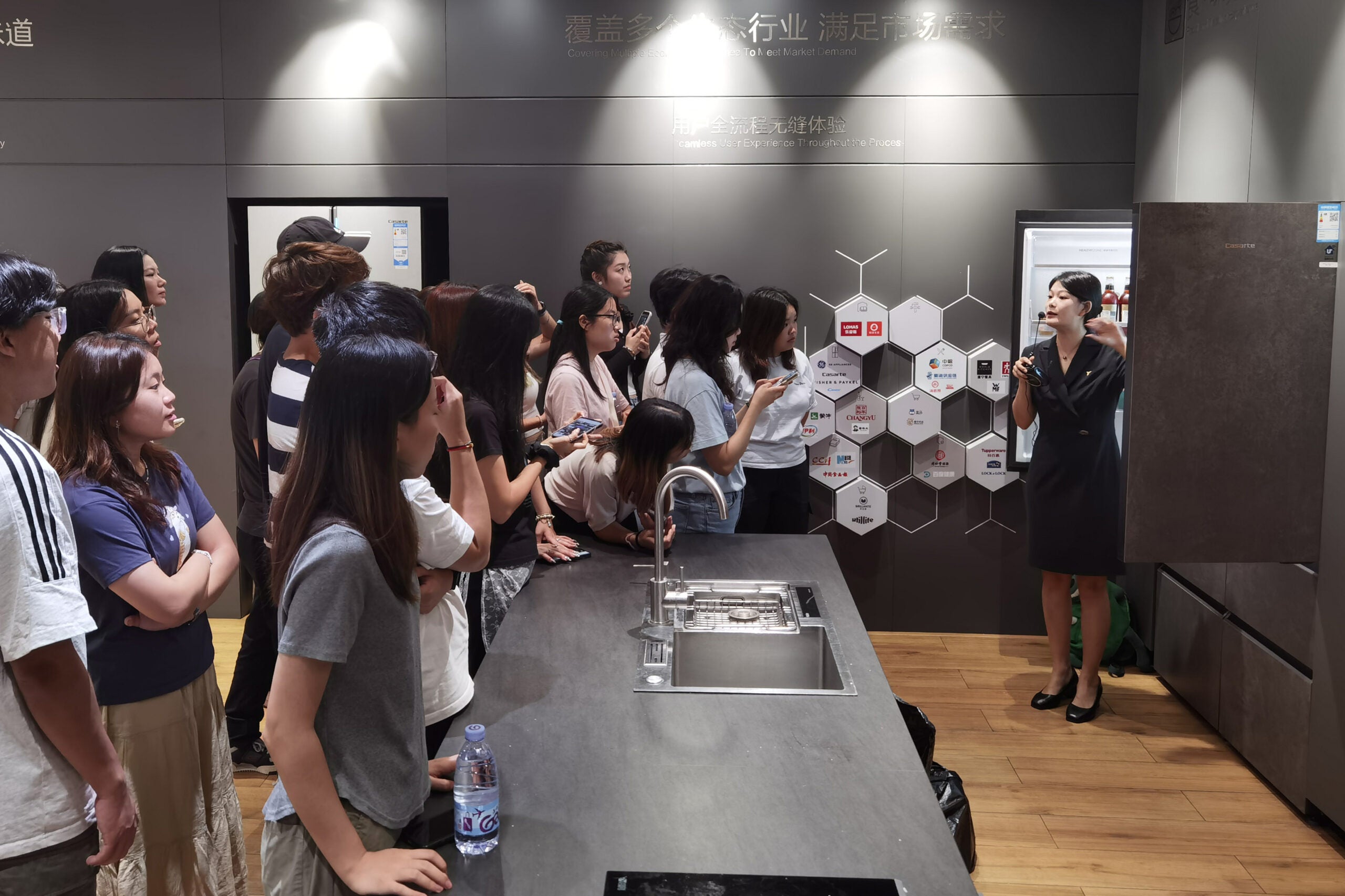 Students learnt about the latest advances in smart home technology in a guided tour at Hai’er Smart Home.