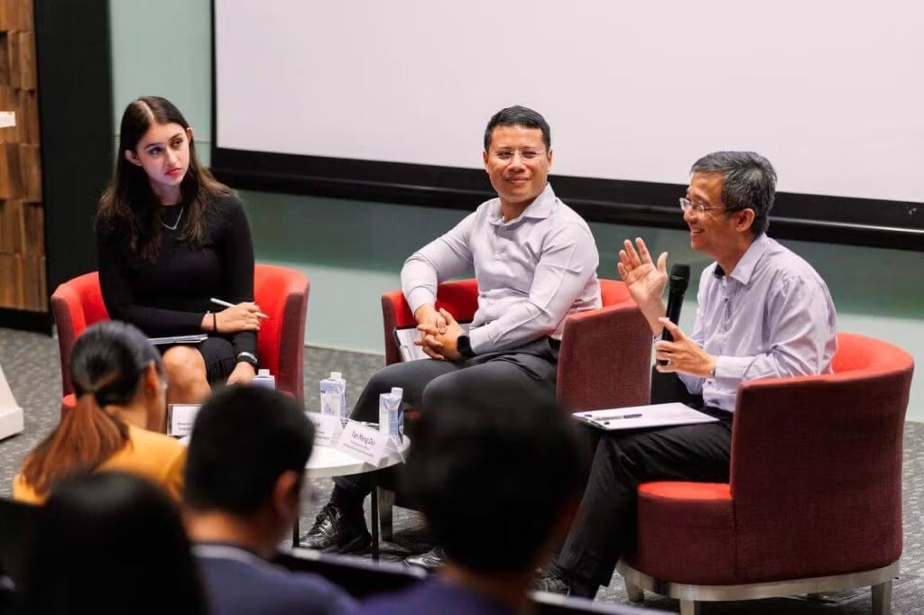 Ms Chal moderating a panel session with Minister of National Development Mr Desmond Lee and Housing and Development Board CEO Mr Tan Meng Dui.